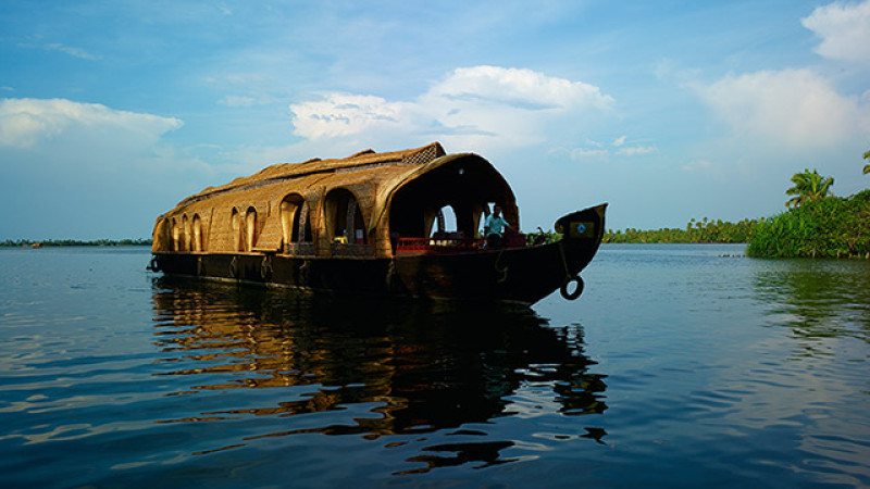 Kerala Tour Package – Explore Munnar, Thekkady & Alleppey Backwaters